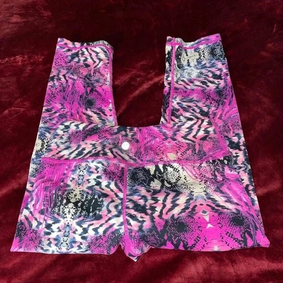 Lululemon wonder under (rare) crop - Picture 2 of 6